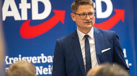 René Springer, der Landesvorsitzende der AfD Brandenburg, steht auf dem Landesparteitag der AfD Brandenburg in der Wiesenhalle. / Foto: Monika Skolimowska/dpa