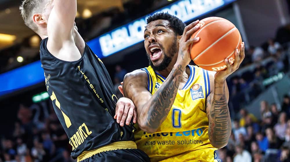 Jonas Richter von Niners Chemnitz gegen Berlins Sterling Brown (r). / Foto: Andreas Gora/dpa