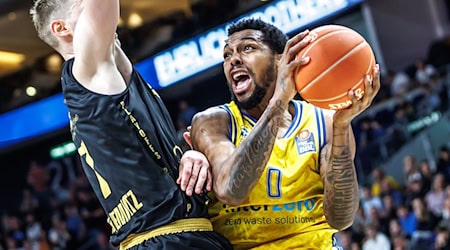 Jonas Richter von Niners Chemnitz gegen Berlins Sterling Brown (r). / Foto: Andreas Gora/dpa