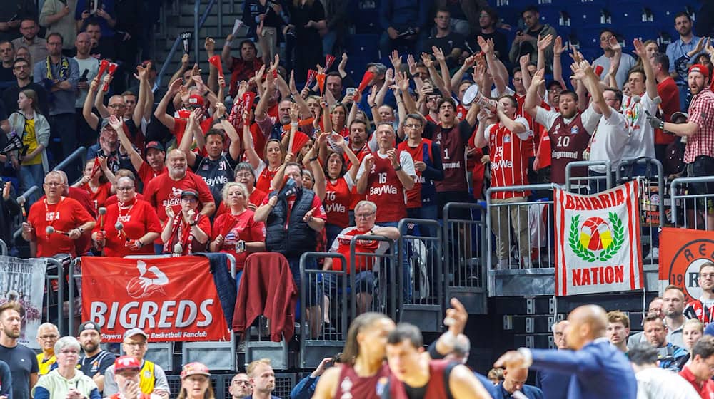 Fans von Bayern München jubeln nach dem Sieg. / Foto: Andreas Gora/dpa