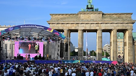 Breakdance- und HipHop-Künstler treten im Rahmen der Fête de la Musique auf der Bühne am Brandenburger Tor auf. / Foto: Soeren Stache/dpa/Archivbild