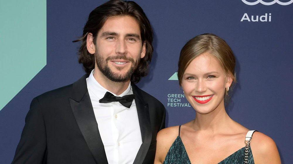 Alvaro Soler, Sänger und «The Voice Kids»-Coach, und seine Partnerin Melanie Kroll bei den Green Awards 2022 in der Urban Tech Republic. / Foto: Frederic Kern/Geisler-Fotopress/dpa/Archivbild