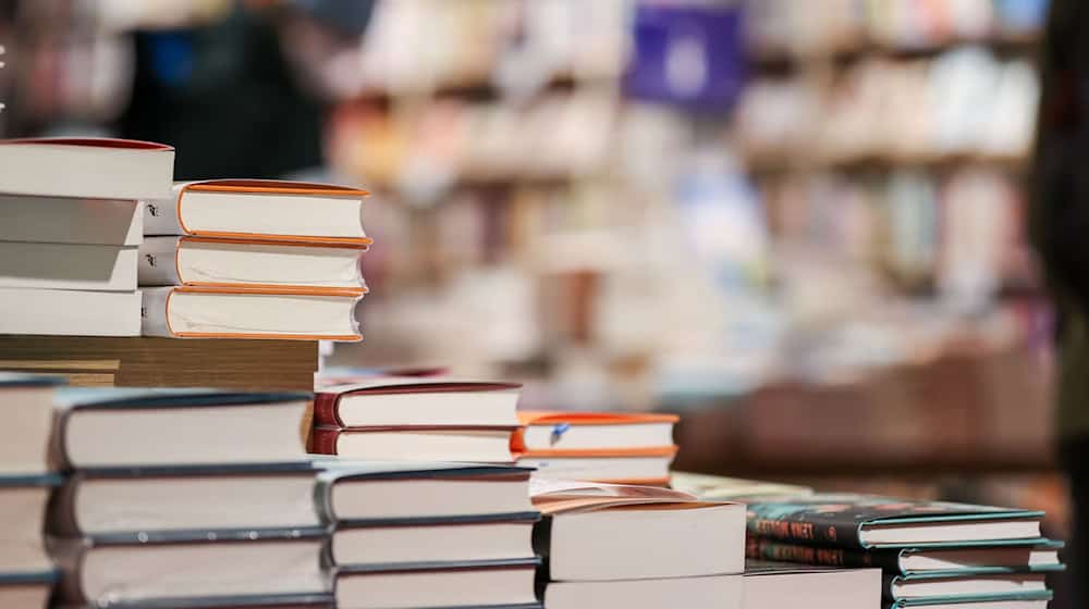 Bücher liegen auf einem Büchertisch einer Buchhandlung. / Foto: Jan Woitas/dpa-Zentralbild/dpa/Symbolbilld