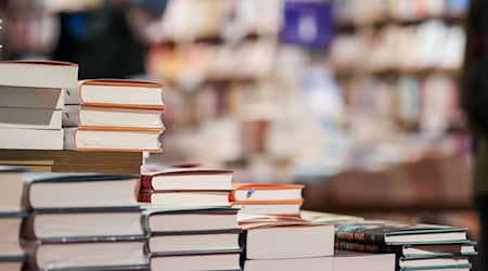 Bücher liegen auf einem Büchertisch einer Buchhandlung. / Foto: Jan Woitas/dpa-Zentralbild/dpa/Symbolbilld