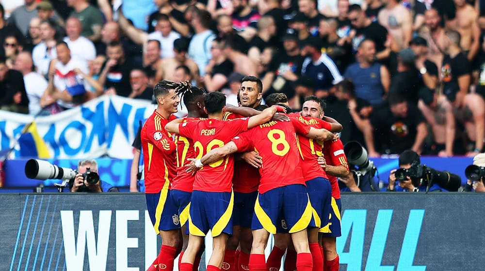 Fußball, UEFA Euro 2024, EM, Spanien - Kroatien, Vorrunde, Gruppe B, Spieltag 1, Olympiastadion Berlin, Spaniens Dani Carvajal (r) jubelt mit den Teamkollegen über seinen Treffer zum 3:0. / Foto: Andreas Gora/dpa