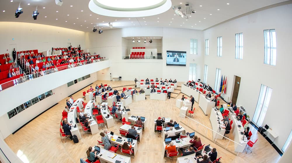 Abgeordnete und Besucher auf der Tribüne verfolgen den dritten Tag der letzten Plenarwoche vor der Landtagswahl im September 2024. / Foto: Soeren Stache/dpa