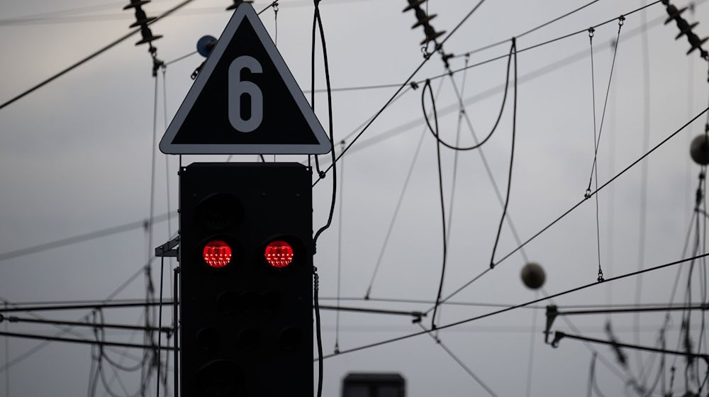 Ein Signallicht für Züge zeigt rot. / Foto: Sebastian Gollnow/dpa