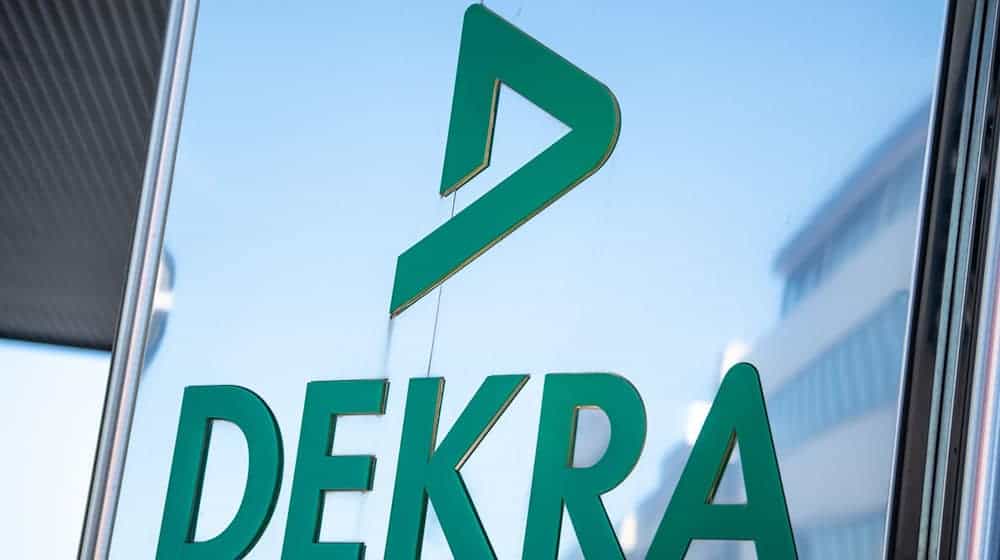 Das Logo der Dekra steht am Firmengebäude. / Foto: Fabian Sommer/dpa