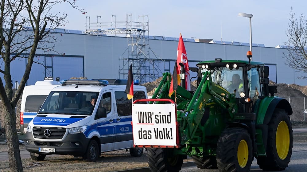 Ein Traktor-Konvoi fährt zu einer Protestkundgebung. / Foto: Jens Kalaene/dpa/Archivbild