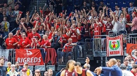 Fans von Bayern München jubeln nach dem Sieg. / Foto: Andreas Gora/dpa