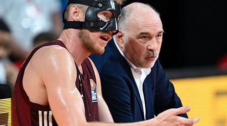 Niels Giffey (l) und Trainer Pablo Laso von München sitzen in einer Pause zusammen. / Foto: Sven Hoppe/dpa