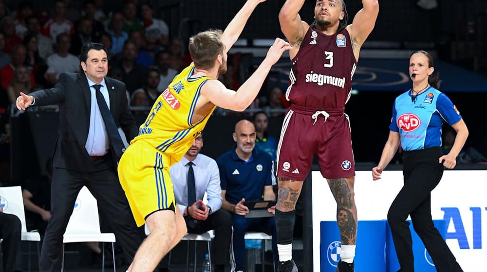 Carsen Edwards (r) von München und Malte Delow von Berlin kämpfen um den Ball. / Foto: Sven Hoppe/dpa