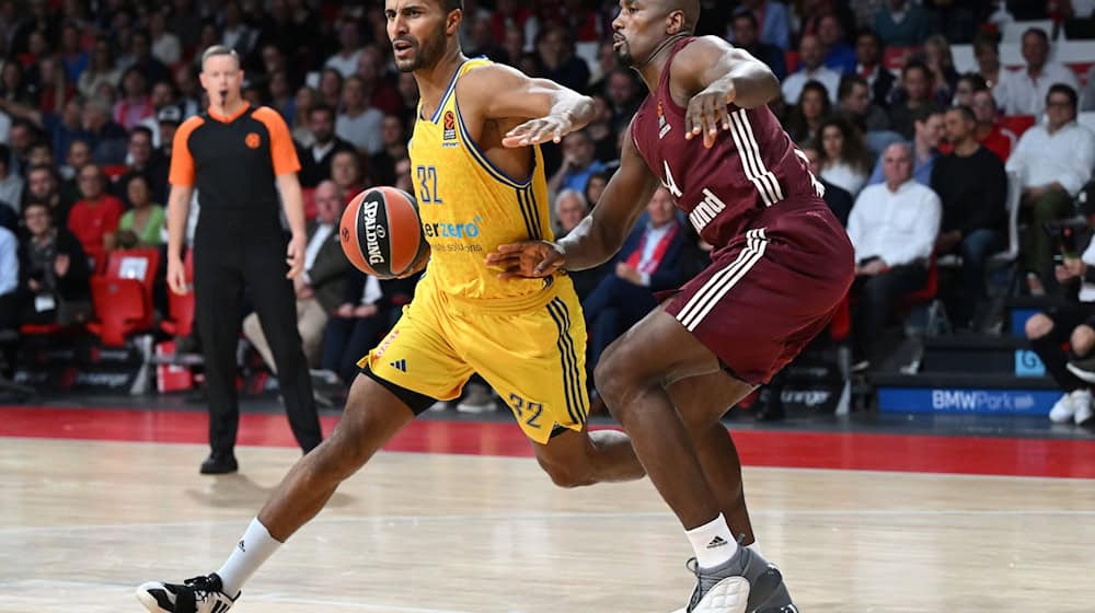 Serge Ibaka (r) von München spielt gegen Johannes Thiemann von Berlin. / Foto: Angelika Warmuth/dpa/Archivbild