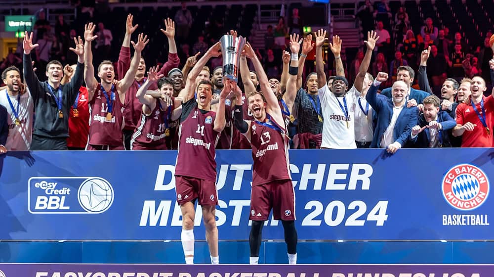 Vladimir Lucic (l) und Andreas Obst von FC Bayern München jubeln nach dem Sieg zum deutschen Meister 2024. / Foto: Andreas Gora/dpa