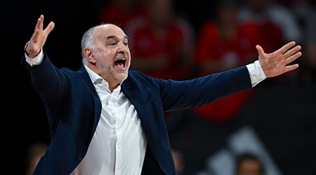 Trainer Pablo Laso von München verfolgt das Spiel am Spielfeldrand. / Foto: Sven Hoppe/dpa