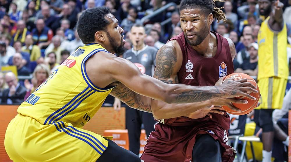 Devin Booker von FC Bayern München gegen Berlins Sterling Brown (l). / Foto: Andreas Gora/dpa