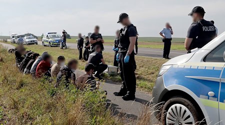 Eine Gruppe von 18 Männern und einer Frau, nach eigenen Angaben aus Syrien, wird nach einem Bürgerhinweis von der Bundespolizei in der Nähe der polnischen Grenze aufgegriffen. / Foto: Bernd Wüstneck/dpa