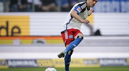 Hamburgs Laszlo Benes spielt den Ball. / Foto: Christian Charisius/dpa/Archivbild