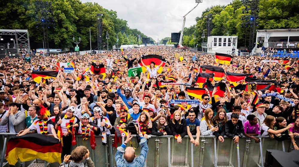 Deutschland-Fans jubeln beim Public Viewing in der Fanzone am Brandenburger Tor. / Foto: Christoph Soeder/dpa