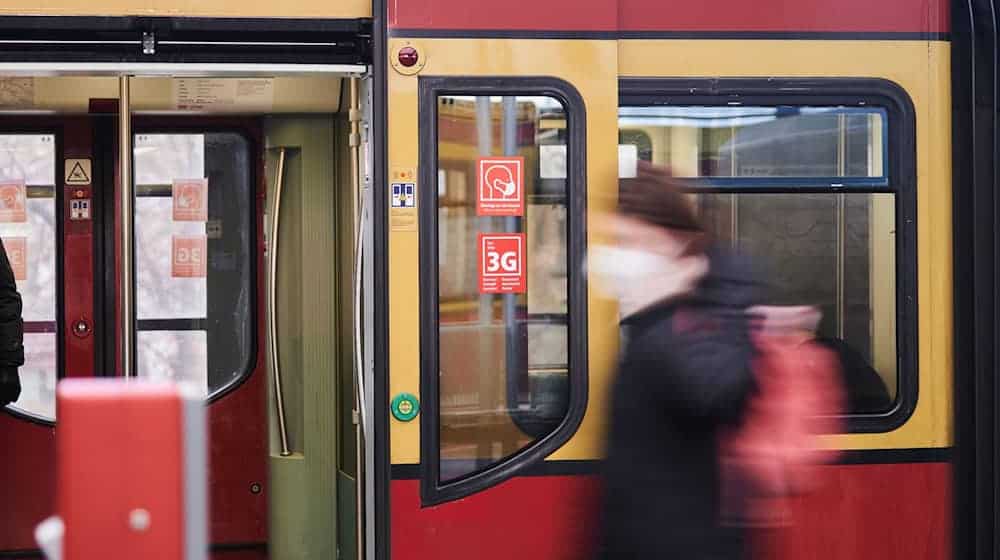 Eine Frau geht an einer S-Bahn vorbei. / Foto: Annette Riedl/dpa/Symbolbild