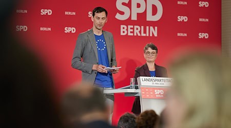 Martin Hikel (SPD), Neuköllns Bezirksbürgermeister, und Nicola Böcker-Giannini (SPD), Ex-Staatssekretärin, bewerben sich beim Landesparteitag der SPD Berlin um den Landesvorsitz. / Foto: Jörg Carstensen/dpa