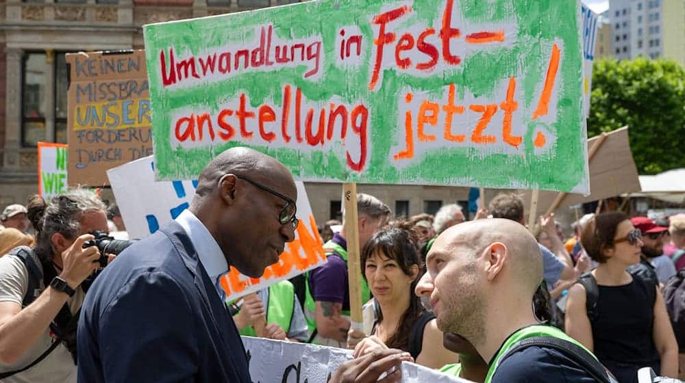 Kultursenator Joe Chialo spricht während der Demo der Lehrkräfte von Musikschulen mit Teilnehmern. / Foto: Soeren Stache/dpa