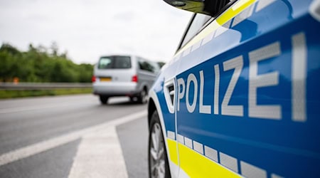 Ein Streifenwagen der Polizei steht auf einer Straße. / Foto: Guido Kirchner/dpa/Symbolbild