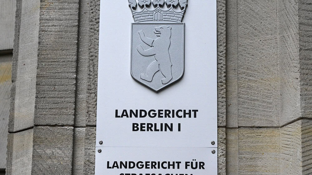 Ein Schild weist auf das Landgericht Berlin an der Fassade zum Kriminalgericht Moabit. / Foto: Jens Kalaene/dpa