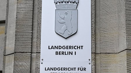 Ein Schild weist auf das Landgericht Berlin an der Fassade zum Kriminalgericht Moabit. / Foto: Jens Kalaene/dpa