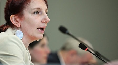 Geraldine Rauch, Präsidentin der Technischen Universität Berlin, spricht bei der regulären Sitzung des Erweiterten Akademischen Senats. / Foto: Jens Kalaene/dpa