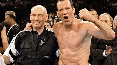 Der Trainer Manfred Wolke (l) umarmt den Boxer Henry Maske nach dessen Sieg über den US-Amerikaner Virgil Hill am 31.03.2007 in der Olympiahalle in München (Oberbayern). Manfred Wolke wird 80 Jahre alt. / Foto: dpa/Archivbild