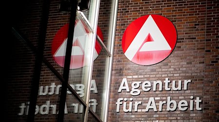 Der Schriftzug „Agentur für Arbeit“ hängt am Gebäude der Bundesagentur für Arbeit. / Foto: Hauke-Christian Dittrich/dpa