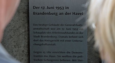Eine Gedenkstele zum Volksaufstand in der DDR am 17. Juni 1953. / Foto: Ralf Hirschberger/dpa/Archivbild