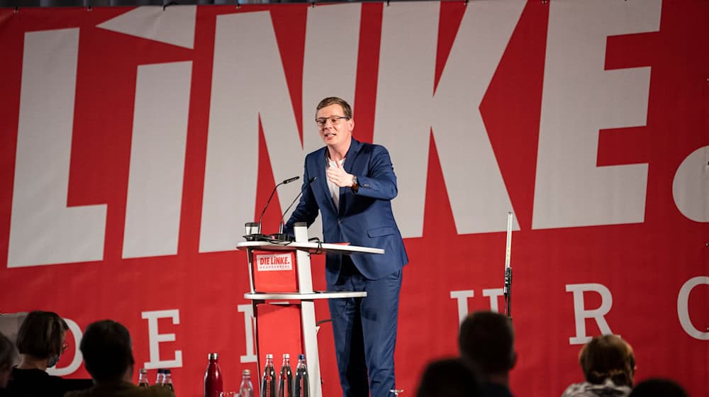 Sebastian Walter spricht auf dem Landesparteitag der Partei Die Linke vor seiner Wahl zum neuen Landesvorsitzenden der Brandenburger Linken. / Foto: Fabian Sommer/dpa/Archivbild