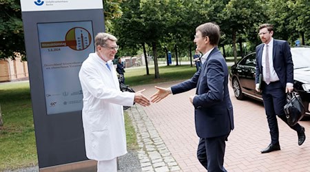 Axel Ekkernkamp (l), Direktor des Unfallkrankenhaus Berlin, begrüßt Karl Lauterbach (SPD), Bundesgesundheitsminister. / Foto: Carsten Koall/dpa