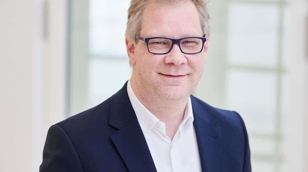 Andreas Büttner (Die Linke), Sprecher der Linksfraktion für Sozialpolitik und Religionspolitik, steht während der Landtagssitzung im Foyer des Brandenburger Landtags. / Foto: Annette Riedl/dpa