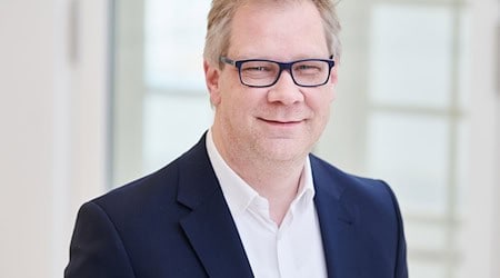 Andreas Büttner (Die Linke), Sprecher der Linksfraktion für Sozialpolitik und Religionspolitik, steht während der Landtagssitzung im Foyer des Brandenburger Landtags. / Foto: Annette Riedl/dpa