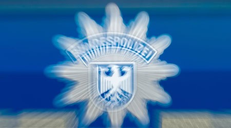 Das Logo der Bundespolizei auf einem Einsatzwagen. / Foto: Matthias Rietschel/dpa-Zentralbild/dpa/Symbolbild