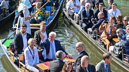 Bundespräsident Steinmeier (M, winkend) unternimmt mit dem Diplomatischen Korps eine Kahnfahrt im Spreewald. / Foto: Patrick Pleul/dpa