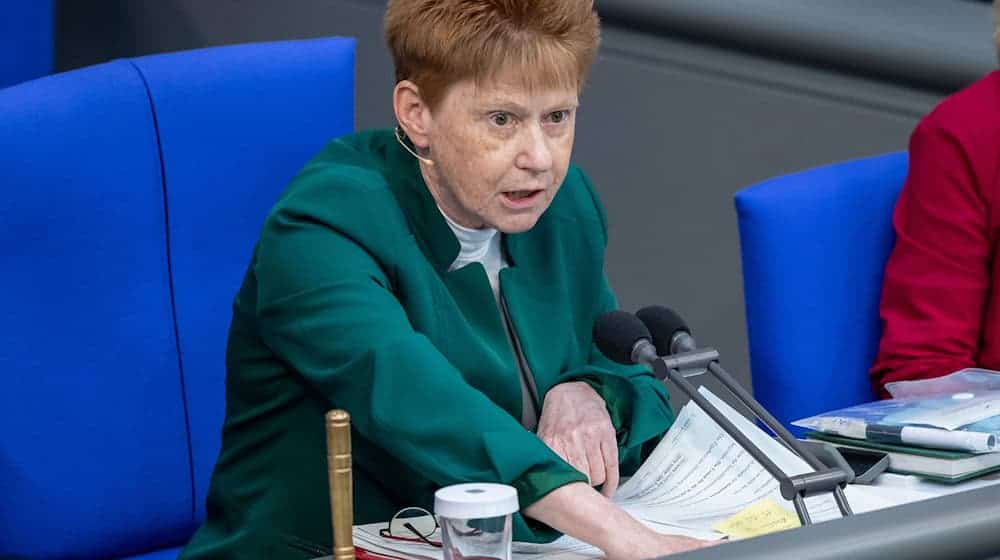 Petra Pau (Die Linke), Bundestagsvizepräsidentin, spricht im Bundestag. / Foto: Michael Kappeler/dpa