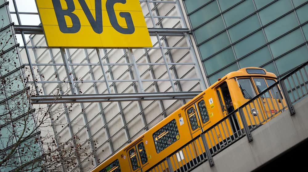 Eine U-Bahn fährt unter einem Schild mit der Aufschrift «BVG» vorbei. / Foto: Daniel Naupold/dpa