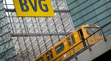 Eine U-Bahn fährt unter einem Schild mit der Aufschrift «BVG» vorbei. / Foto: Daniel Naupold/dpa