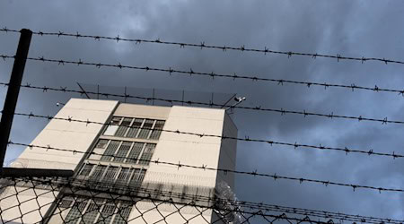 Ein Stacheldrahtzaun umzäunt das Gelände einer Justizvollzugsanstalt. / Foto: Bernd Weißbrod/dpa/Symbolbild