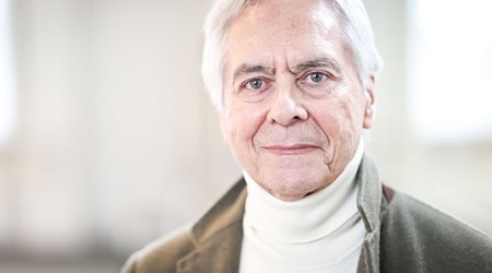 John Neumeier, Ballettdirektor und Chefchoreograf der Compagnie beim Hamburg Ballett, vor einer Pressekonferenz im Ballettzentrum. / Foto: Christian Charisius/dpa