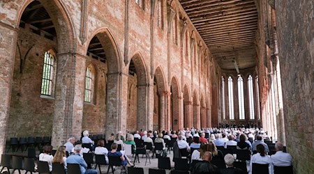 Gäste hören im Kloster Chorin beim 58. Choriner Musiksommer ein Konzert. / Foto: Jens Kalaene/dpa-Zentralbild/dpa/Archiv