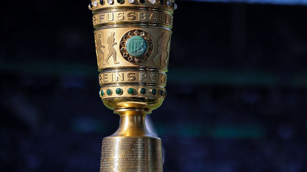 Der Pokal steht im Stadion. / Foto: Jan Woitas/dpa