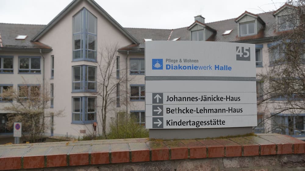 Ein Schild am Zugang zum Pflegeheim «Johannes Jänicke» der Diakonie in Halle. / Foto: Heiko Rebsch/dpa-Zentralbild/dpa