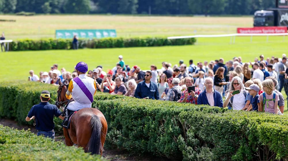 Die Rennbahn Hoppegarten. Das Diana-Trial ist am Sonntag das herausragende Ereignis auf der Galopprennbahn. / Foto: Gerald Matzka/dpa/Archivbild