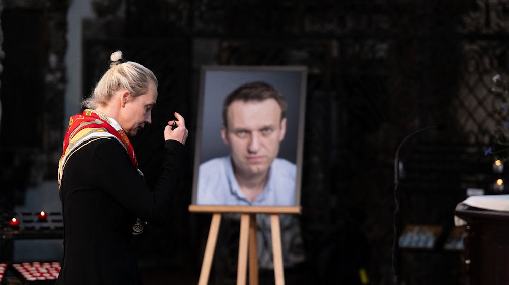 Julia Nawalnaja, Witwe von Alexej Nawalny, geht während eines Gottesdiensts in der St. Marienkirche für den verstorbenen russischen Oppositionspolitiker Nawalny an dessen Geburtstag an einem Bild von ihm vorbei. / Foto: Sebastian Christoph Gollnow/dpa