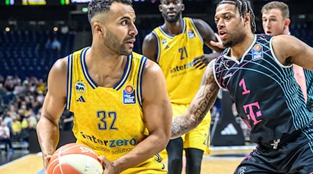 Berlins Johannes Thiemann (l) kämpft gegen Savion Flagg von Telekom Baskets Bonn um den Ball. / Foto: Andreas Gora/dpa